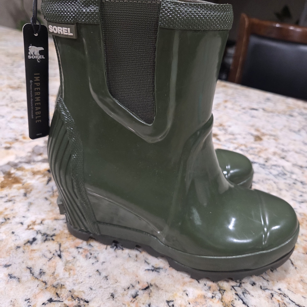 NWT Sorel Joan Rain Chelsea Ankle Bootie Rubber Wedge Boots Size 6